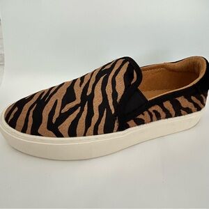 UGG ANIMAL PRINT CALF SLIP ON SUEDE SHOWS SNEAKERS TAN BROWN  SIZE 8 #1129133
